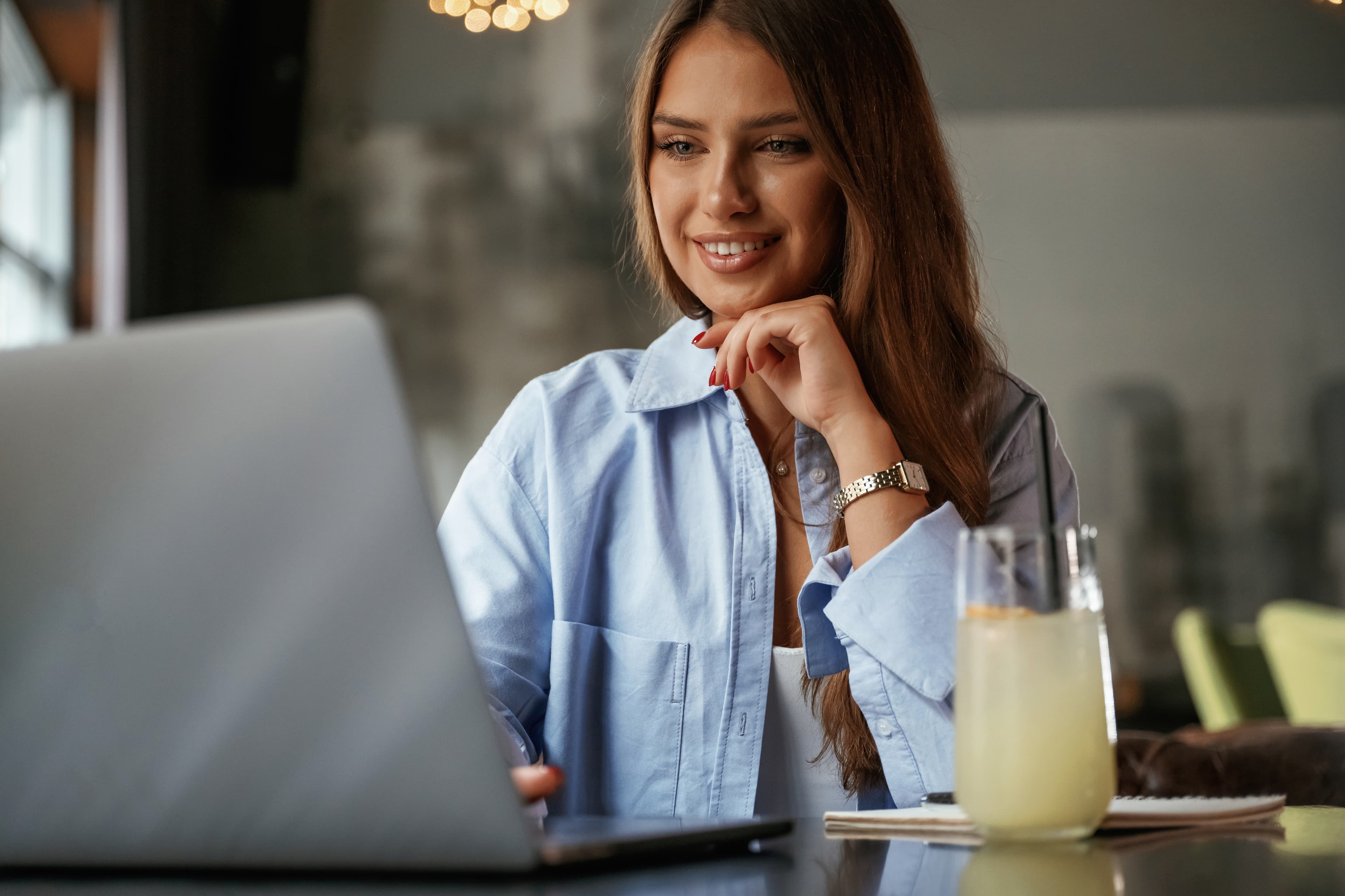 Frau arbeitet am Laptop